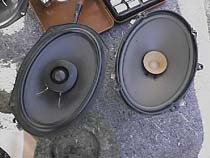 右が純正、左はアルパイン製