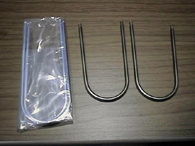 工具をキャップを外した穴に突っ込み