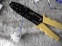 圧着工具でケーブルを圧着