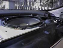 むき出しになったスピーカーとサスペンション