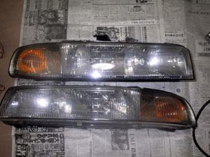 分解クリーニング前のヘッドライト