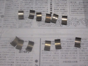 レンズを留めているクリップ