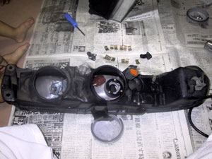 裏のフタを外し、電球類を外す