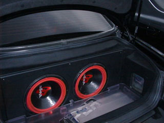 トランク内のオーディオシステム