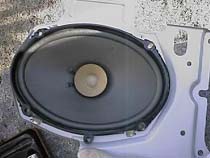 純正のスピーカーをプレートごと外す