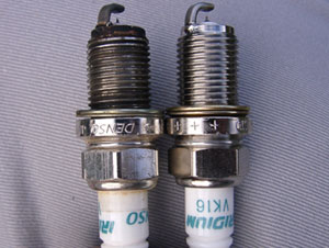 交換前のプラグと新品のプラグ